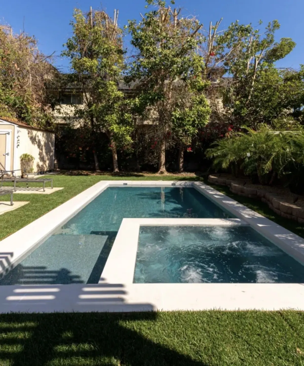 Garden — Optima pool with a spa set inside and a deep pebble interior in Las Vegas
